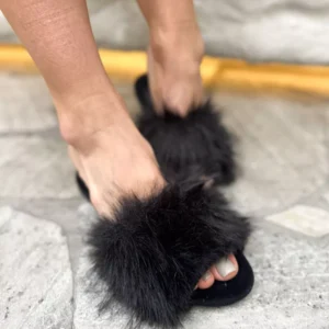 Chinelo Pantufa Plush Com Pelos Mari Preto