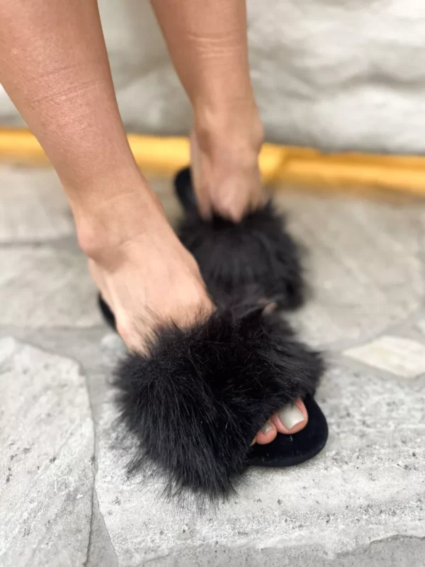 Chinelo Pantufa Plush Com Pelos Mari Preto